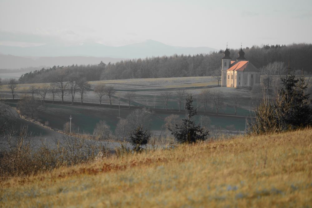 Šonovský kostel z úbočí Šonovských vrchů