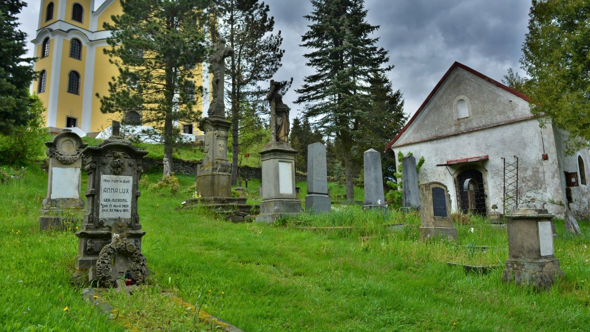 hřbitov v Neratově
